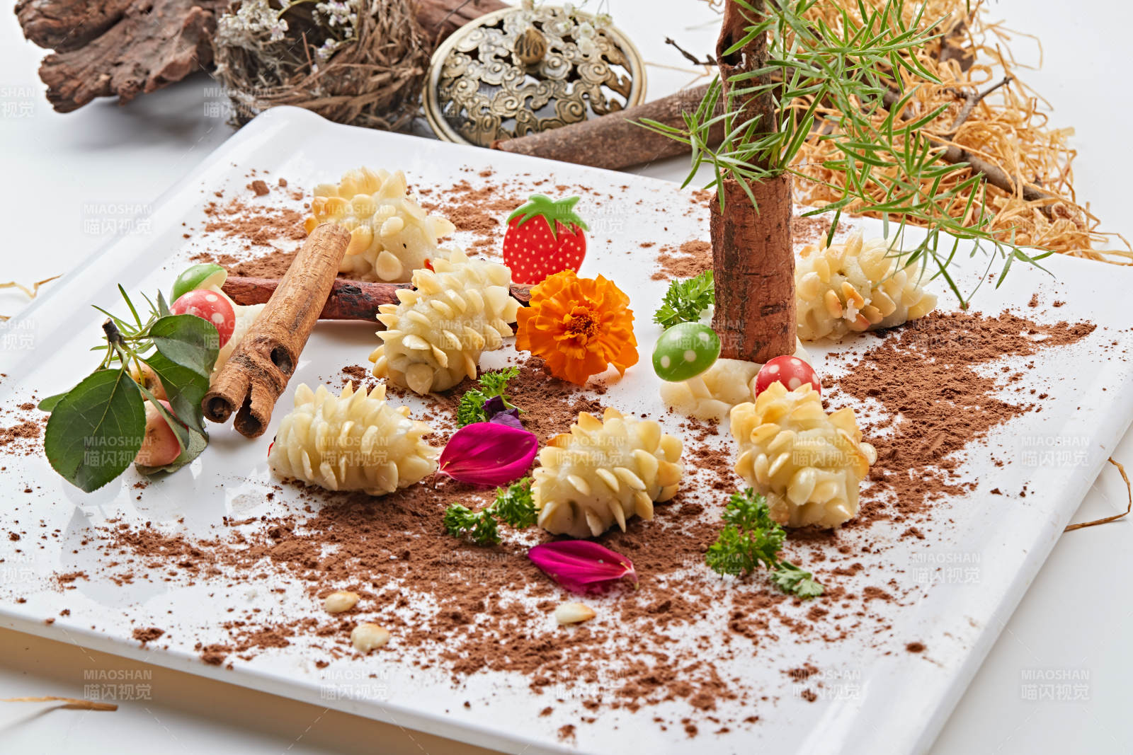 小刺猬造型的油炸杏仁豆沙糯米团图片