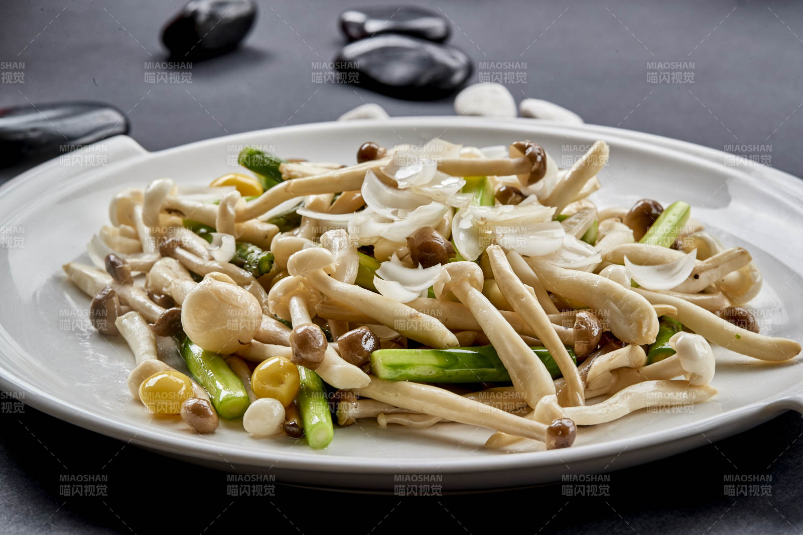 白色圆瓷盘装的菜根百合银信炒海鲜菇图片