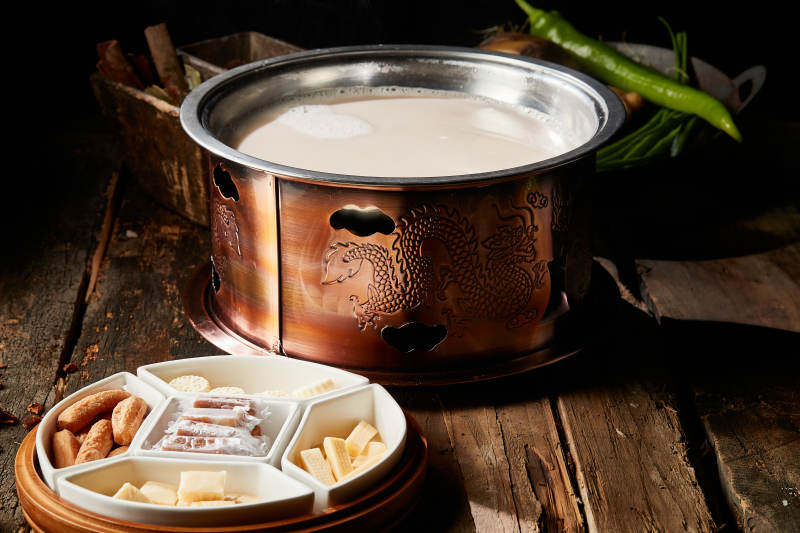 传统铜锅餐具装的蒙族炒米炖奶茶图片