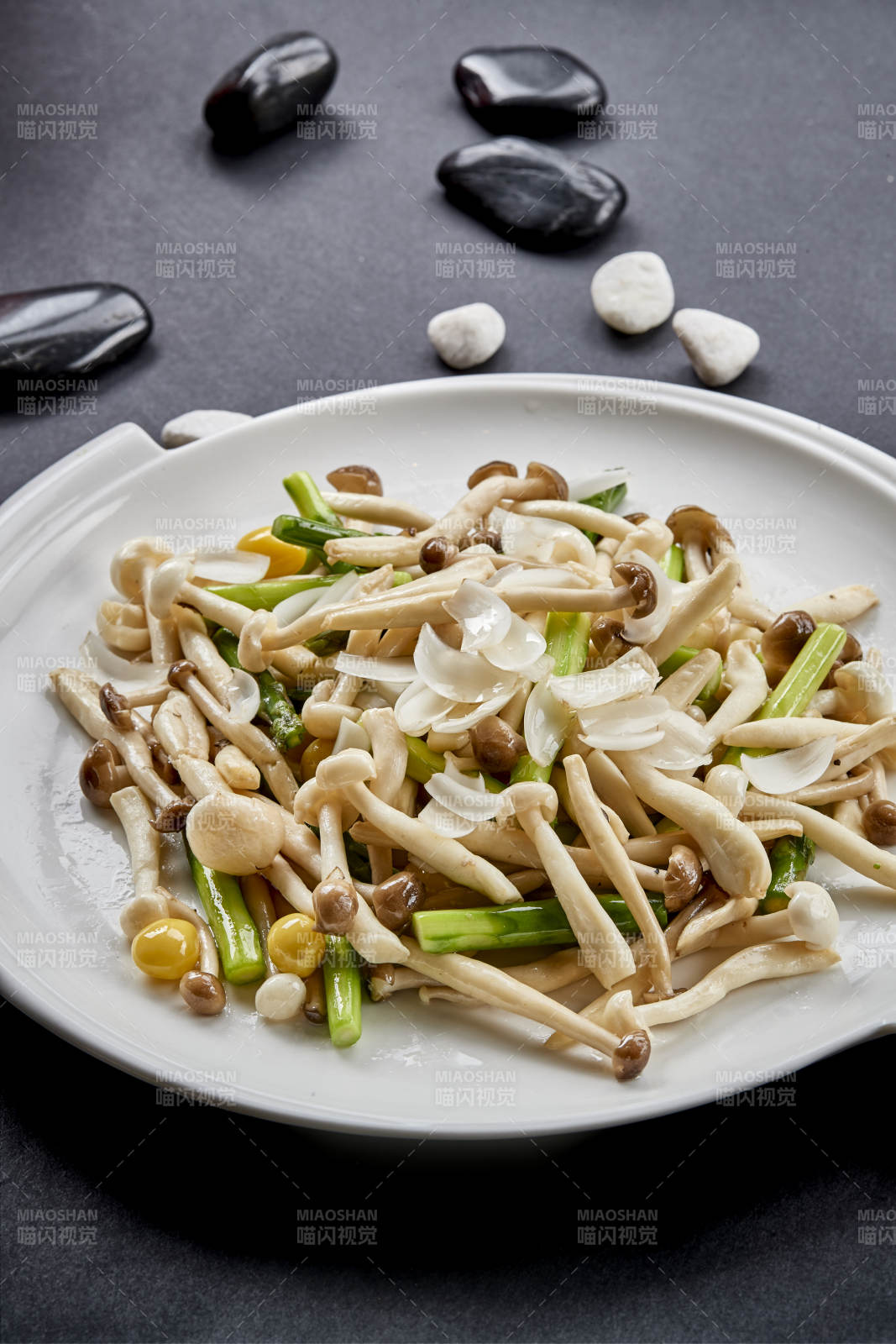 白色圆瓷盘装的菜根百合银信炒海鲜菇图片