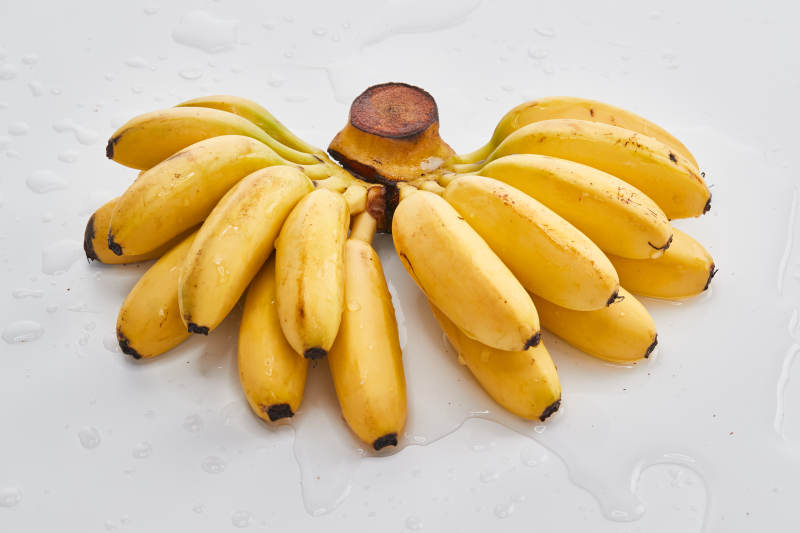 白色背景上摆放的新鲜香蕉图片