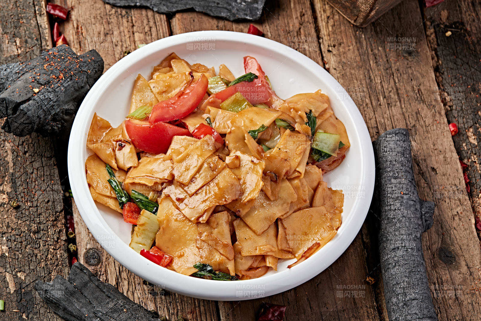 新疆美食丁丁番茄炒面片图片