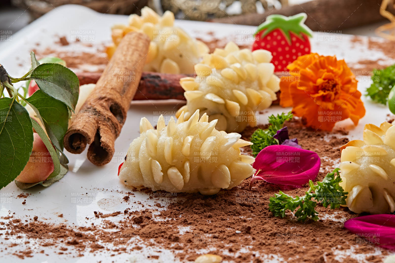 小刺猬造型的油炸杏仁豆沙糯米团图片