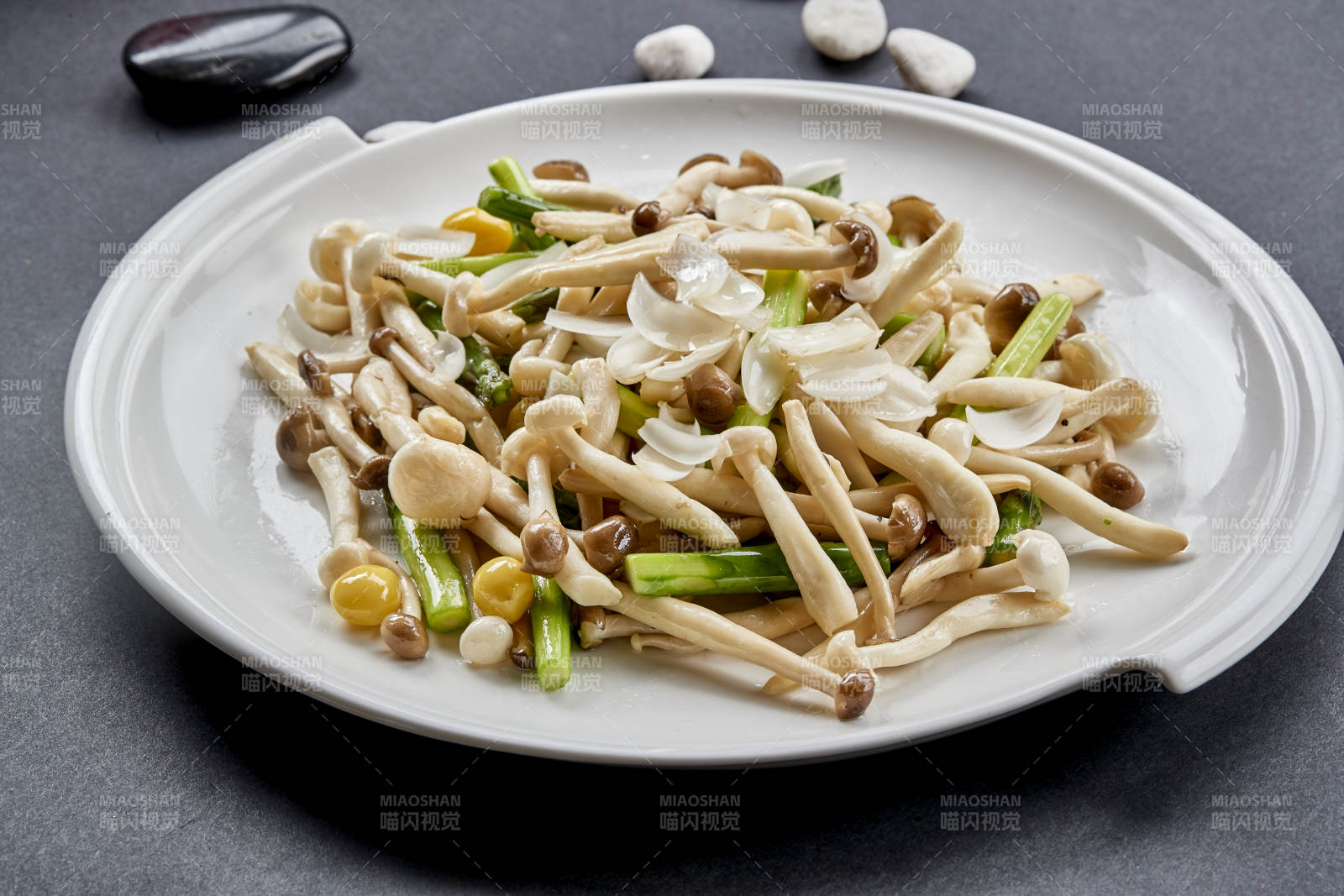 白色圆瓷盘装的菜根百合银信炒海鲜菇图片
