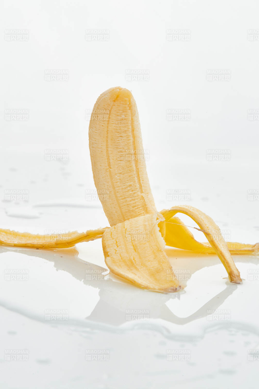 白色背景上摆放的新鲜香蕉图片