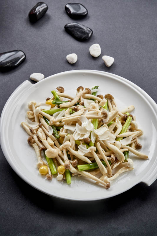 白色圆瓷盘装的菜根百合银信炒海鲜菇图片