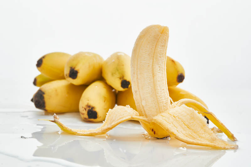 白色背景上摆放的新鲜香蕉图片