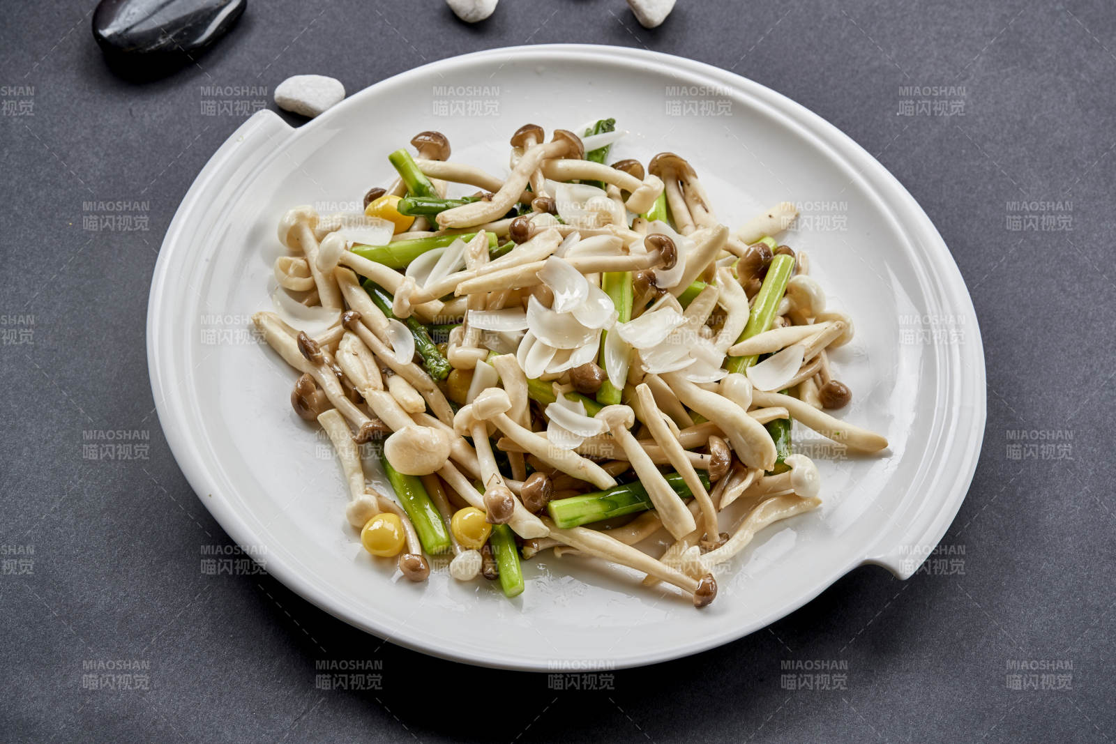 白色圆瓷盘装的菜根百合银信炒海鲜菇图片