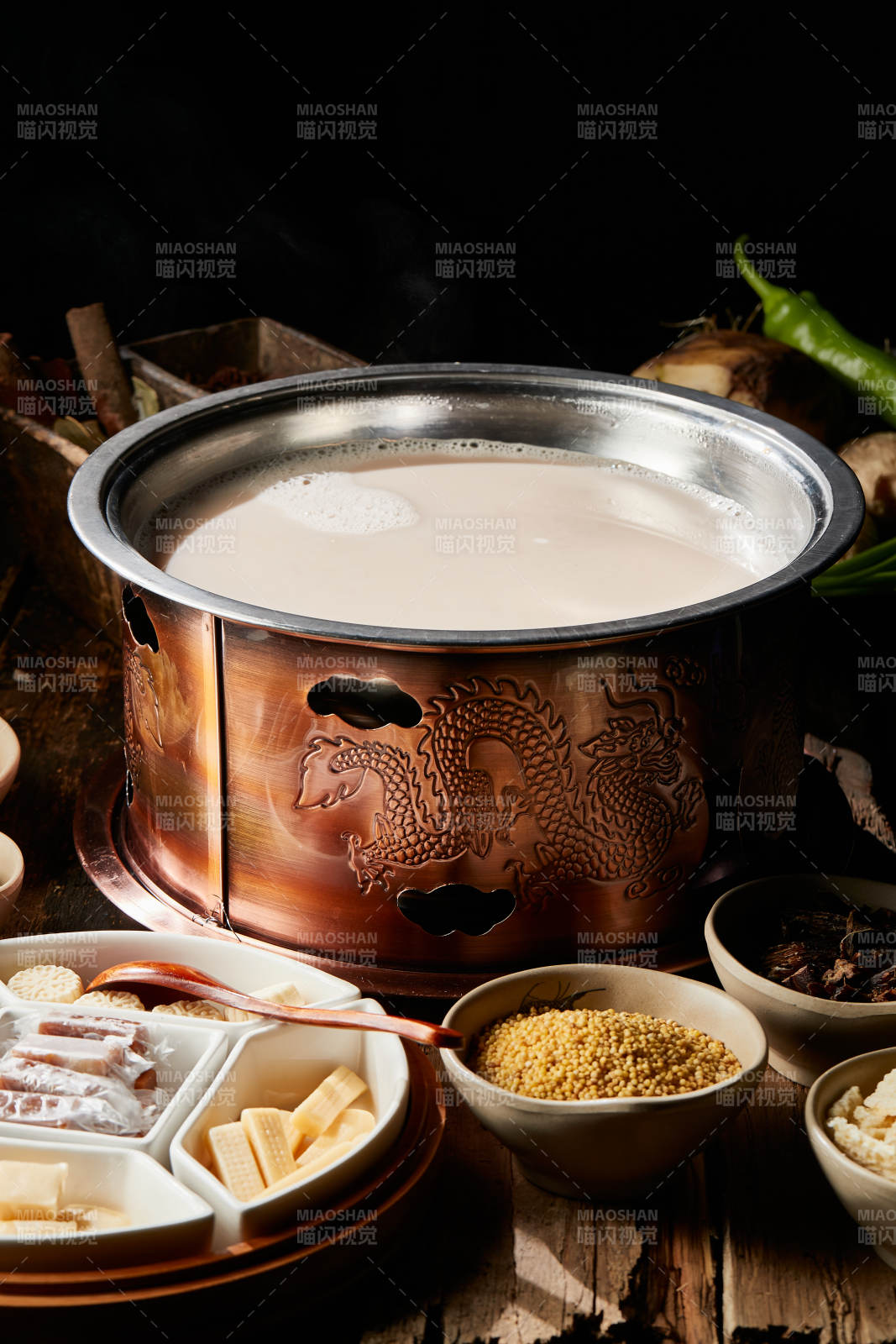 传统铜锅餐具装的蒙族炒米炖奶茶图片