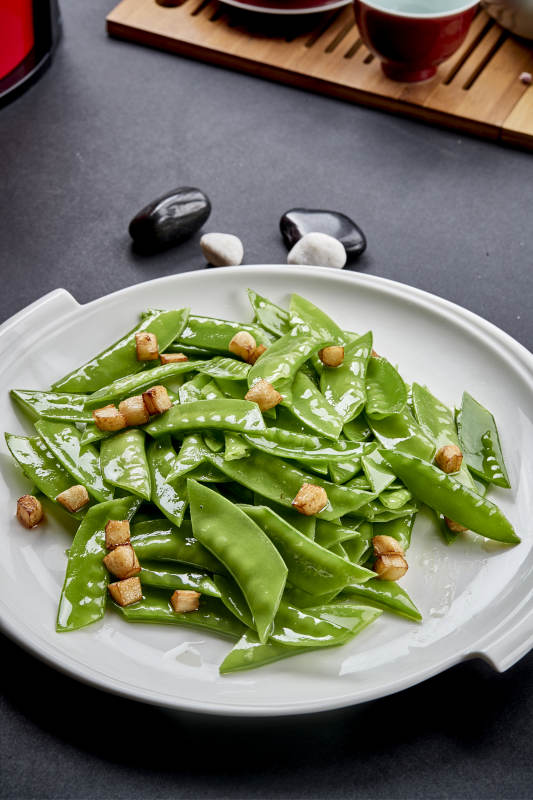 炙热的铁板上用黄油翻炒的洋葱图片