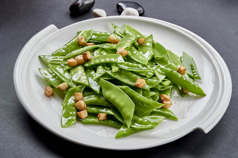 炙热的铁板上用黄油翻炒的洋葱图片