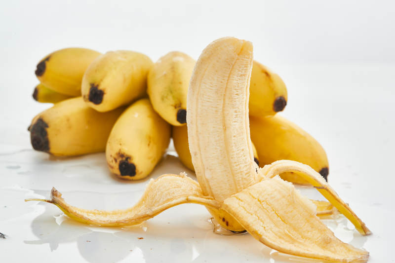 白色背景上摆放的新鲜香蕉图片