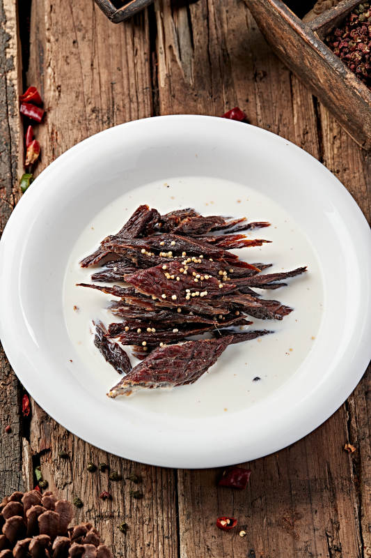 草原老酸奶泡蒙式风干牛肉图片