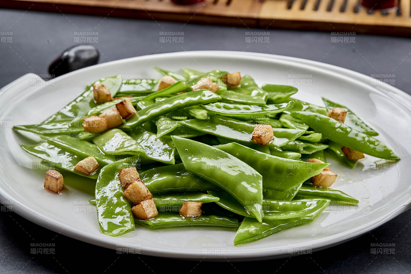 燃烧着火焰的铁板杏鲍菇牛仔粒图片