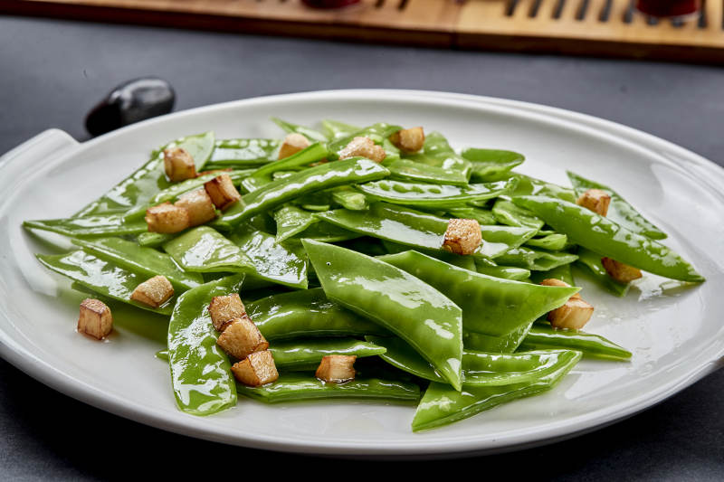 燃烧着火焰的铁板杏鲍菇牛仔粒图片