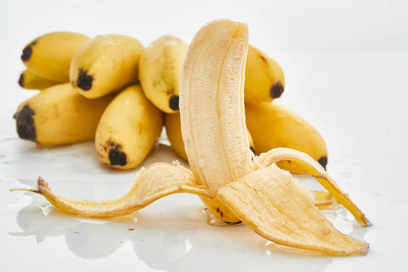 白色背景上摆放的新鲜香蕉图片