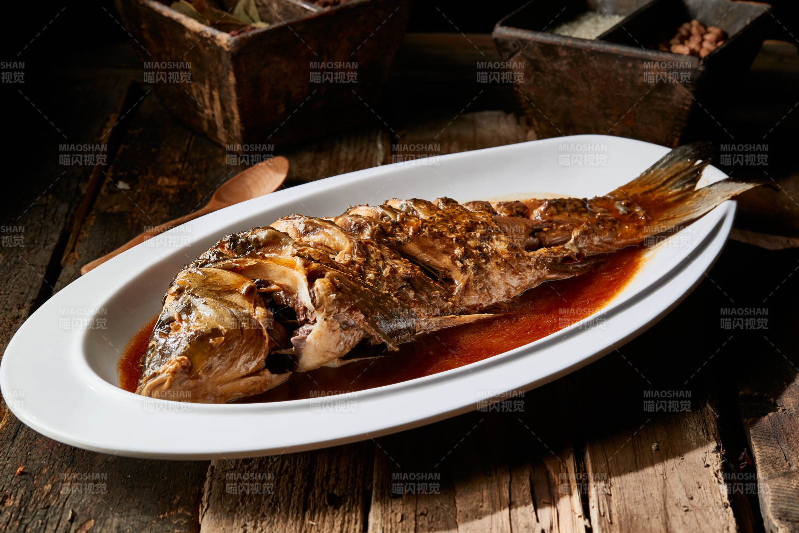 家常炖野生大鲤鱼图片