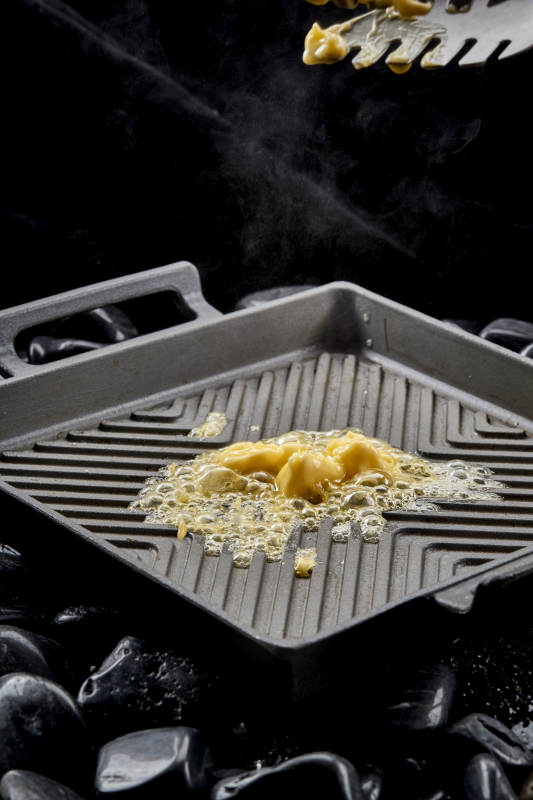 燃烧着火焰的铁板杏鲍菇牛仔粒图片