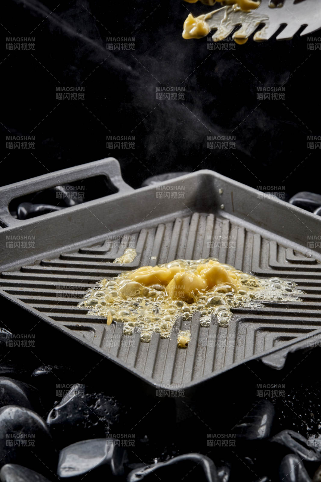 燃烧着火焰的铁板杏鲍菇牛仔粒图片