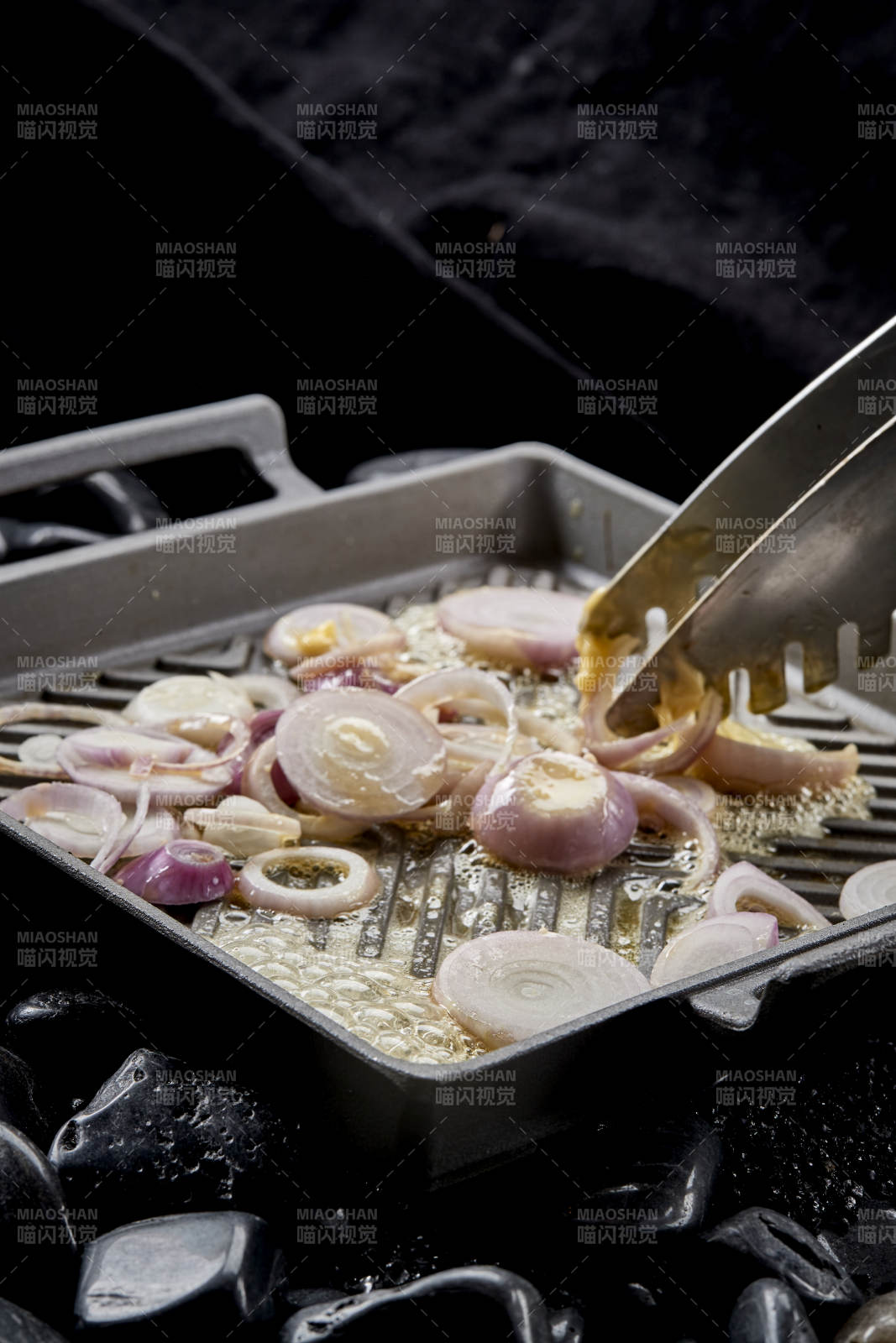 燃烧着火焰的铁板杏鲍菇牛仔粒图片