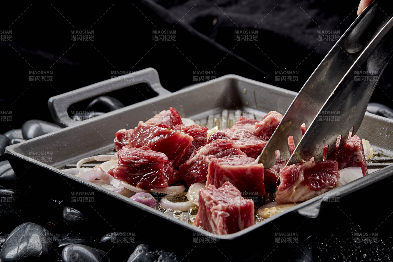 燃烧着火焰的铁板杏鲍菇牛仔粒图片