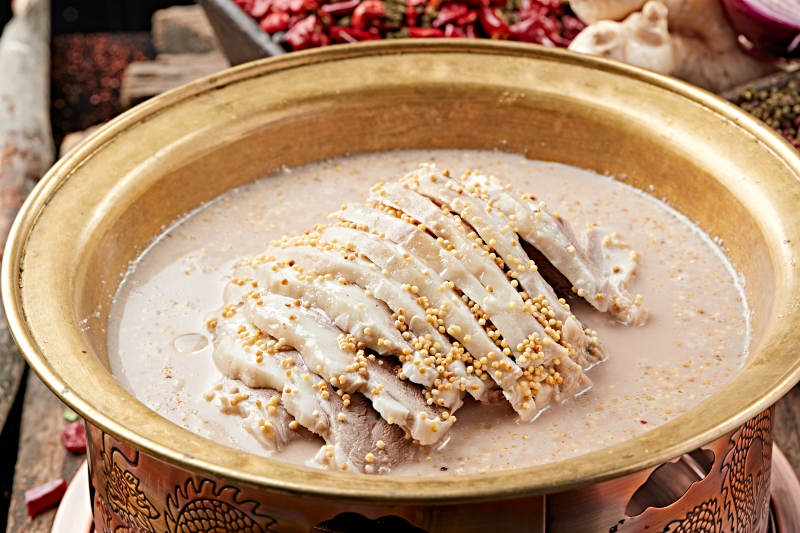 草原风味铜锅奶茶奶嚼磕煮手把肉图片