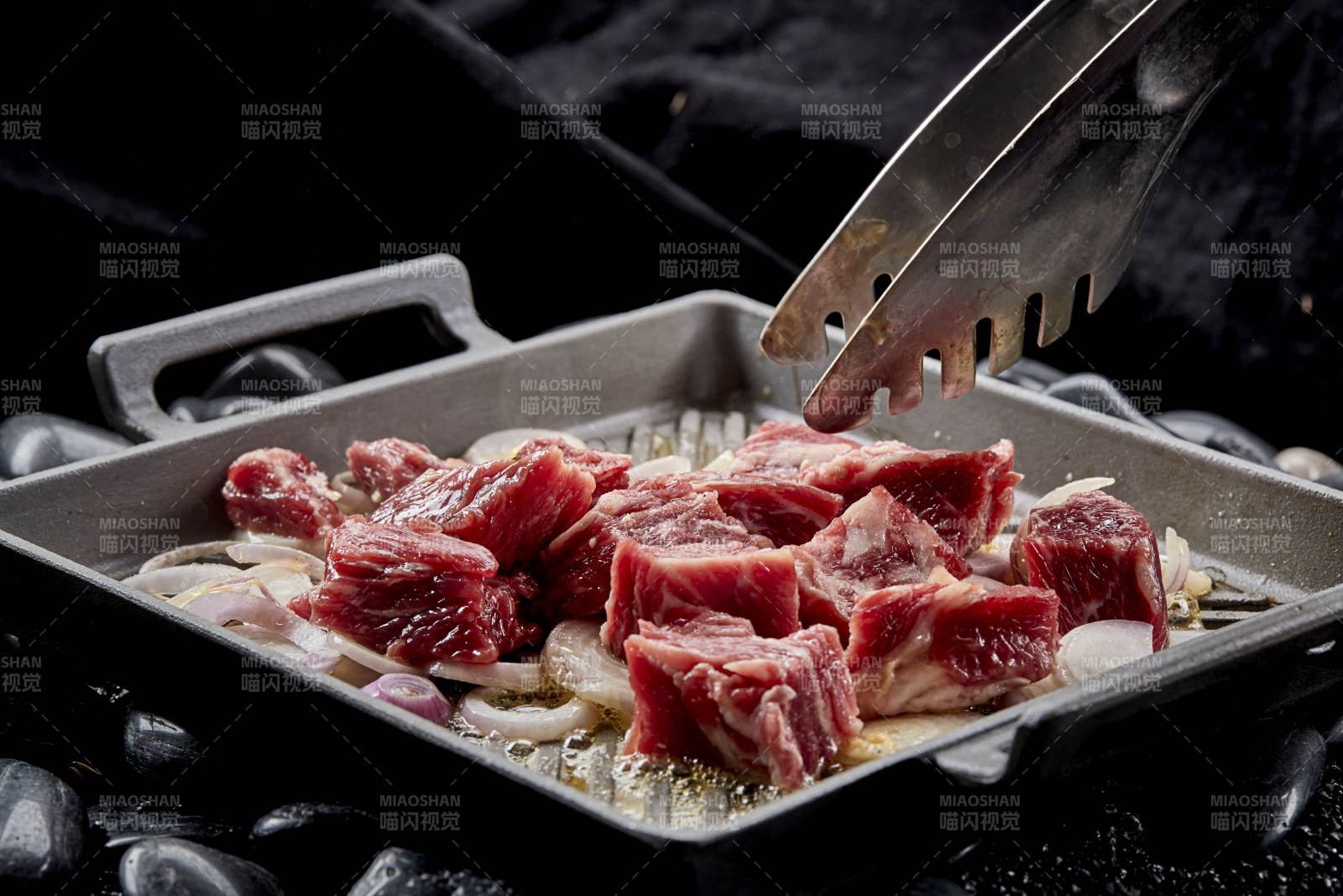 燃烧着火焰的铁板杏鲍菇牛仔粒图片