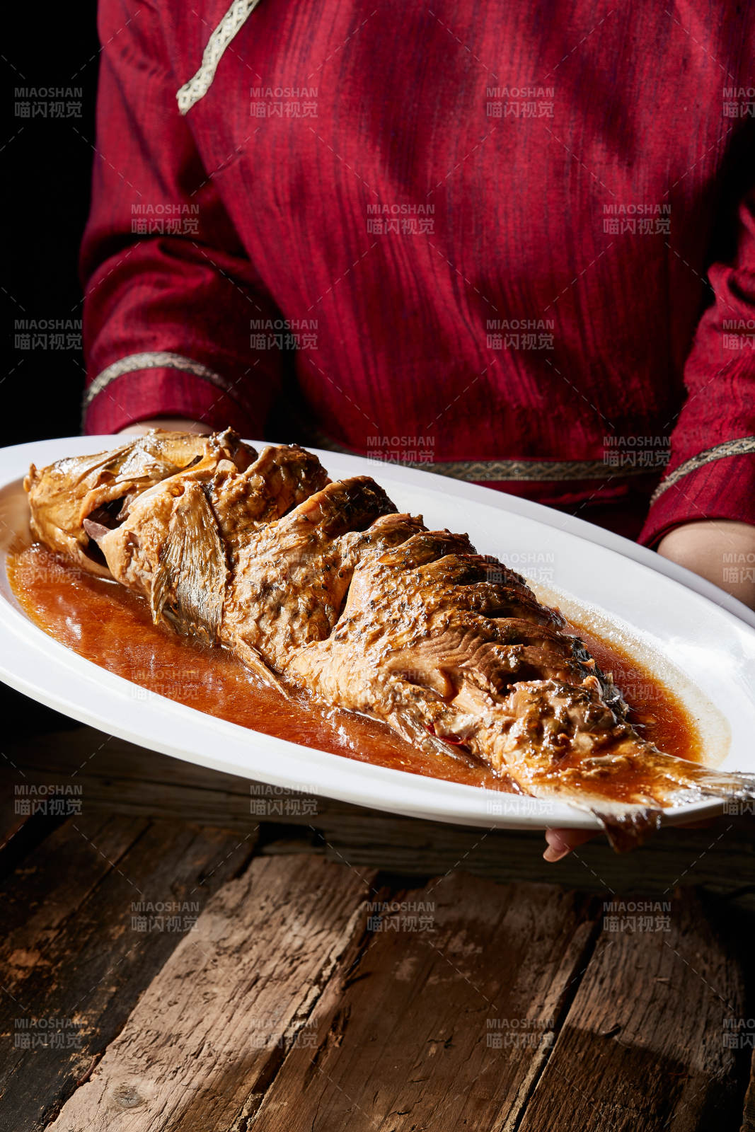 家常炖野生大鲤鱼图片