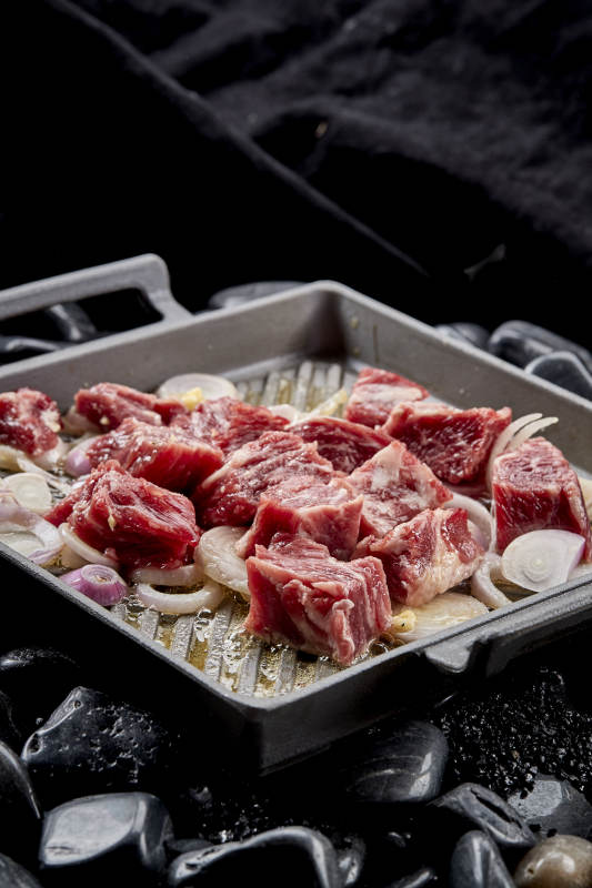 燃烧着火焰的铁板杏鲍菇牛仔粒图片