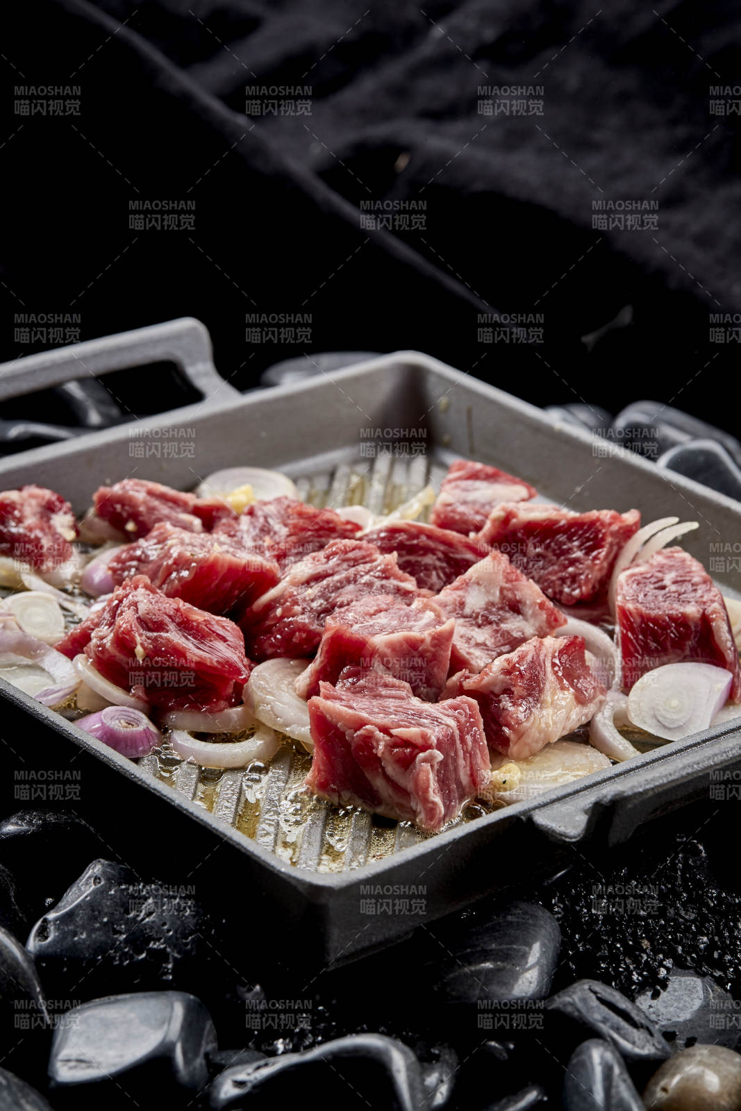 燃烧着火焰的铁板杏鲍菇牛仔粒图片