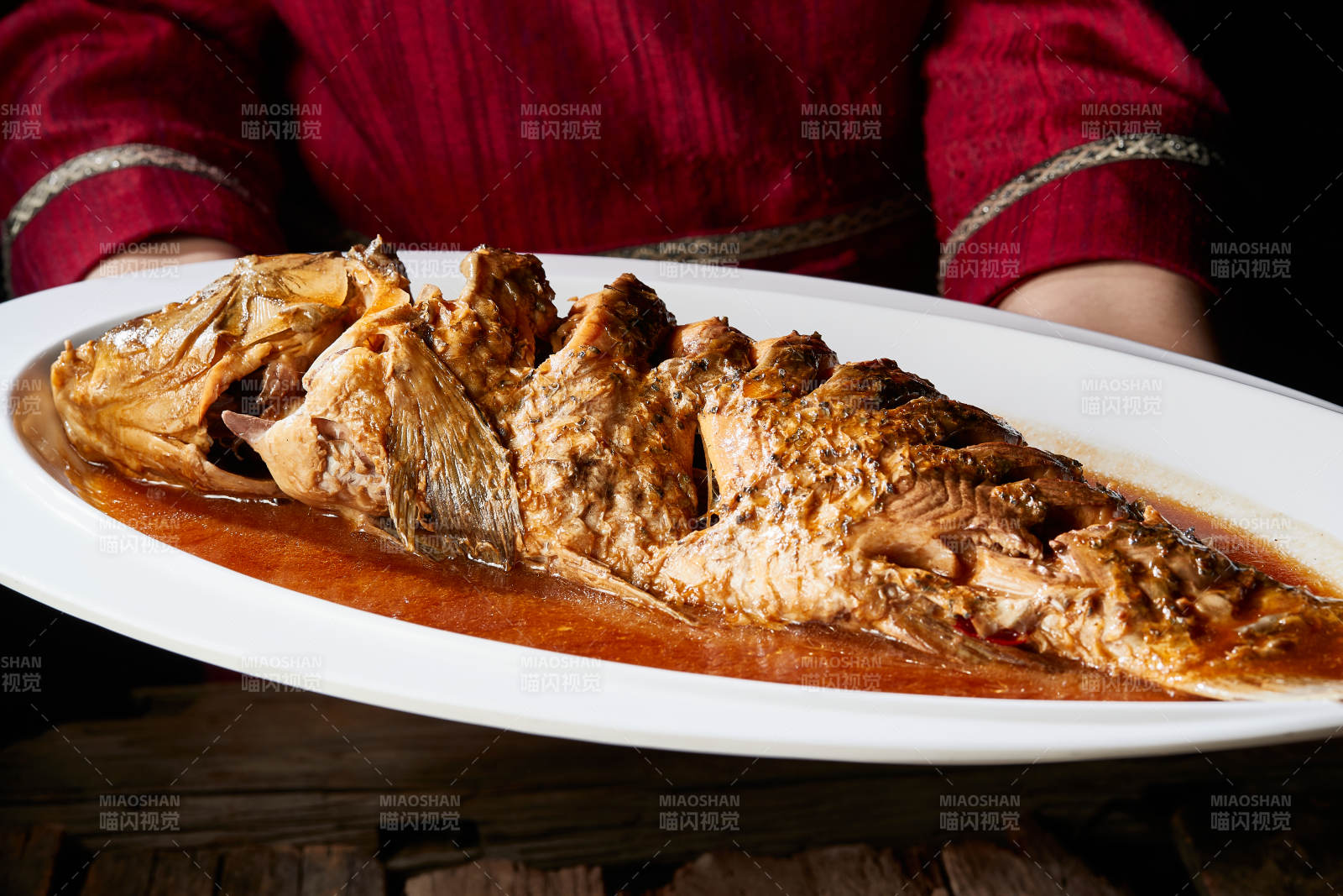 家常炖野生大鲤鱼图片