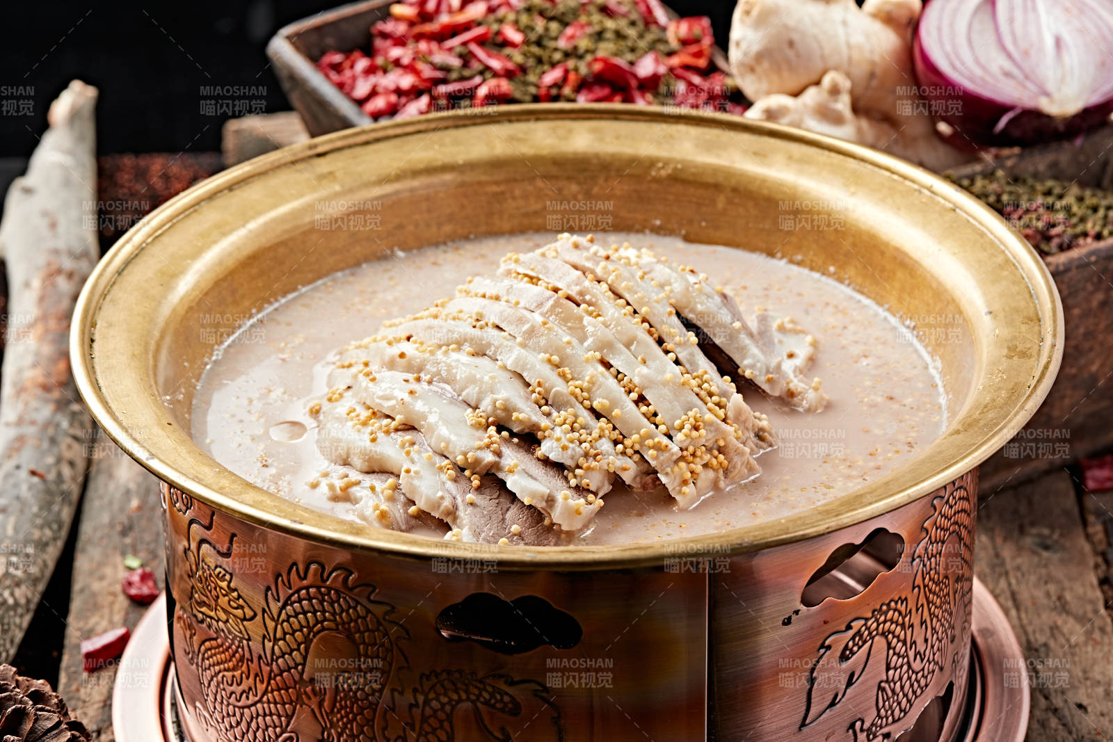 草原风味铜锅奶茶奶嚼磕煮手把肉图片