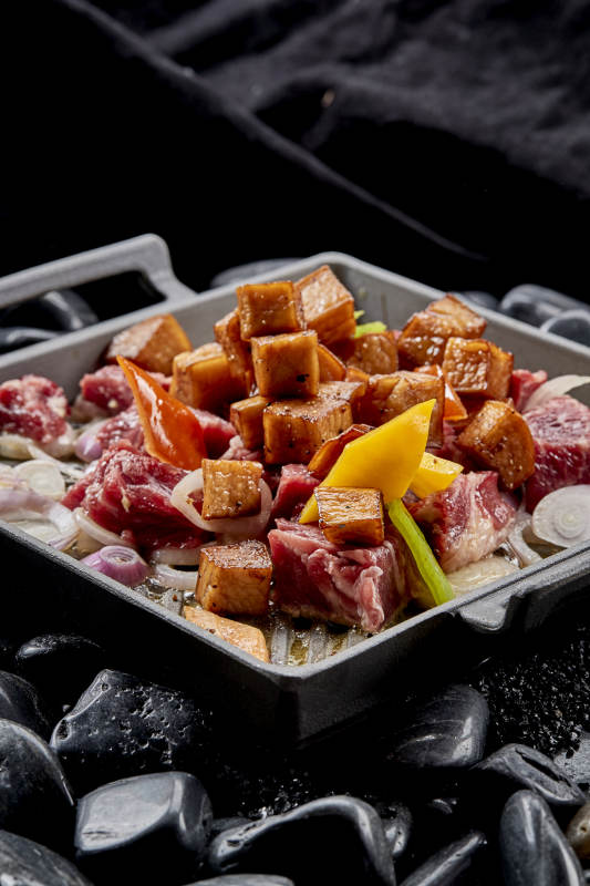 燃烧着火焰的铁板杏鲍菇牛仔粒图片