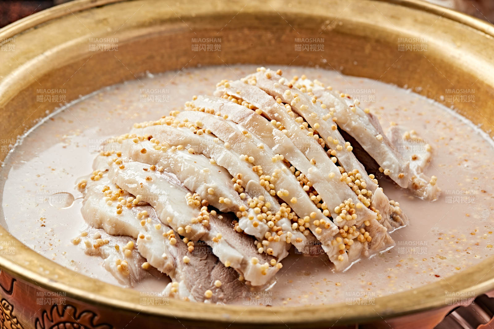 草原风味铜锅奶茶奶嚼磕煮手把肉图片