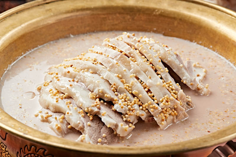 草原风味铜锅奶茶奶嚼磕煮手把肉图片