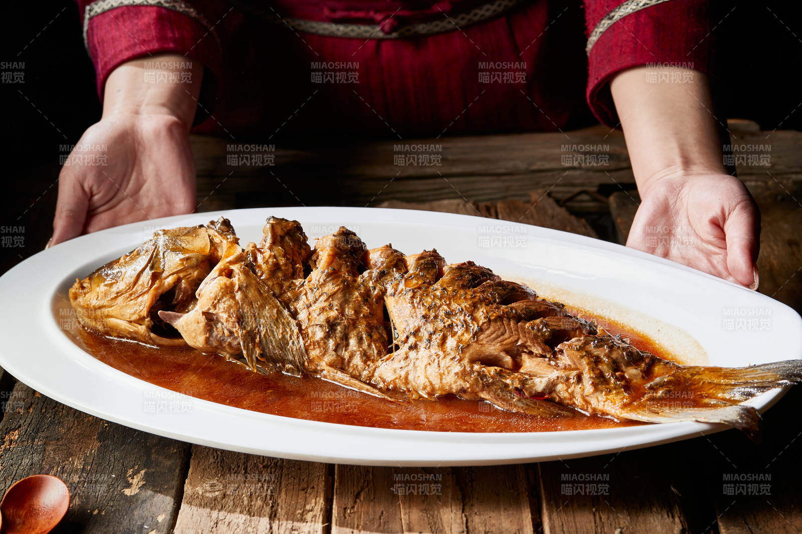 家常炖野生大鲤鱼图片