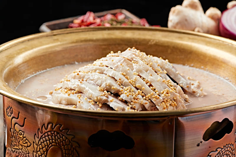 草原风味铜锅奶茶奶嚼磕煮手把肉图片