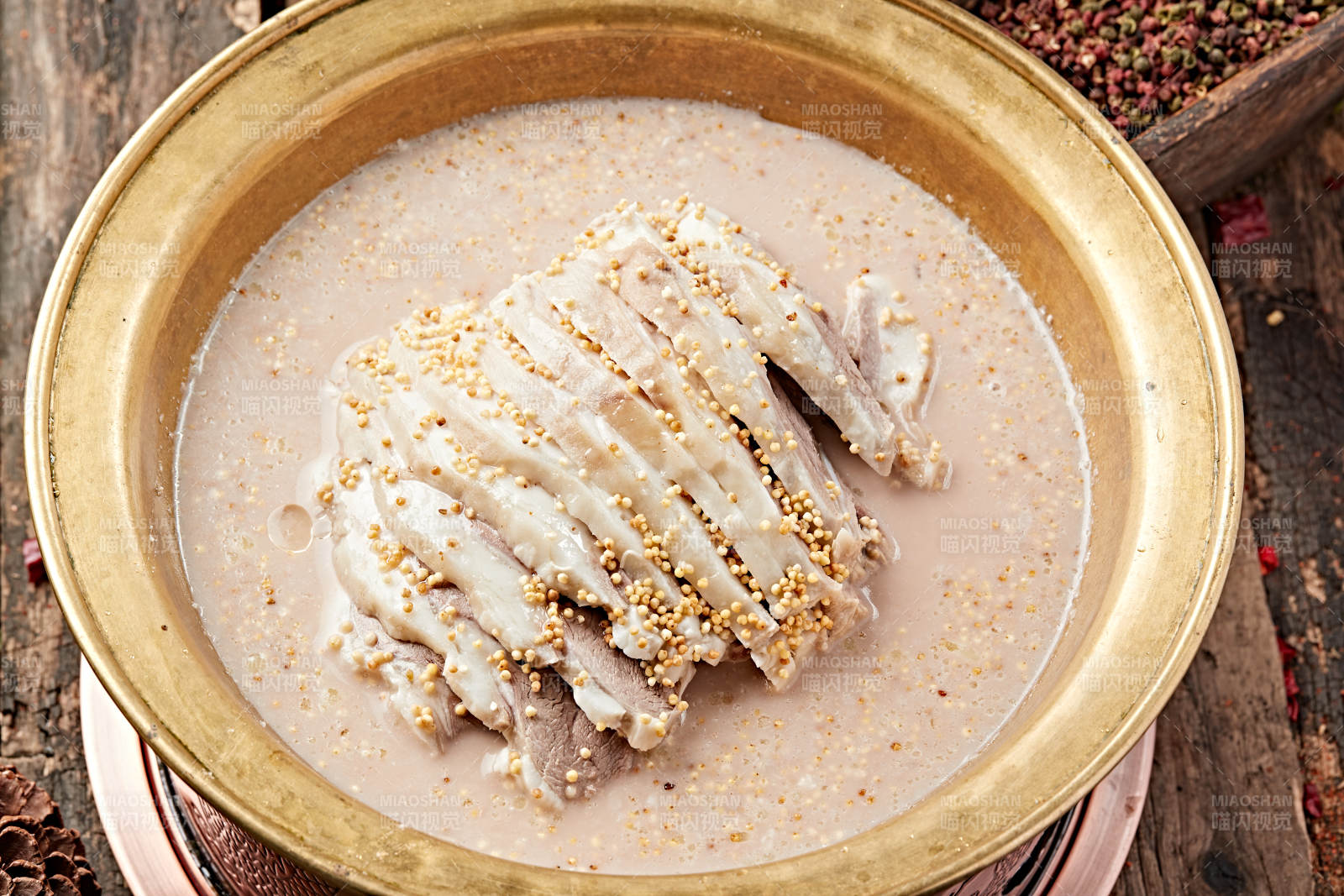 草原风味铜锅奶茶奶嚼磕煮手把肉图片