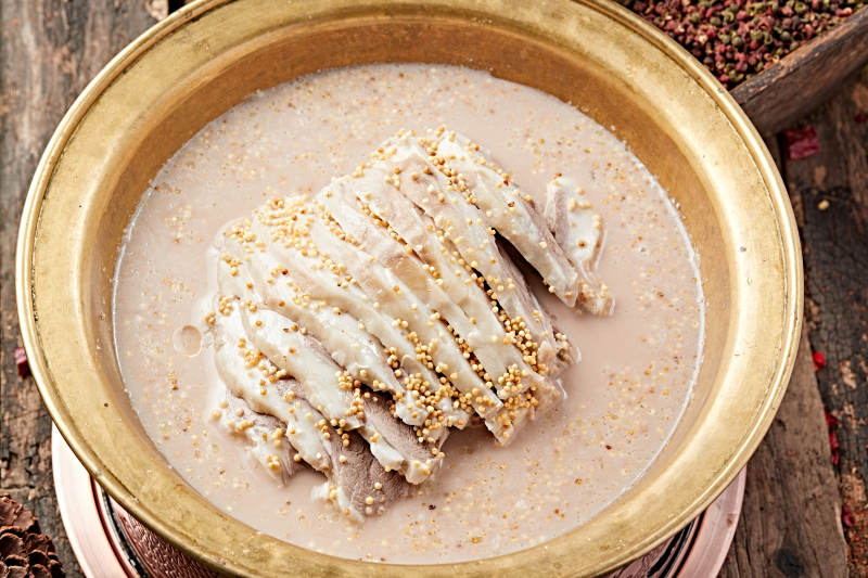 草原风味铜锅奶茶奶嚼磕煮手把肉图片