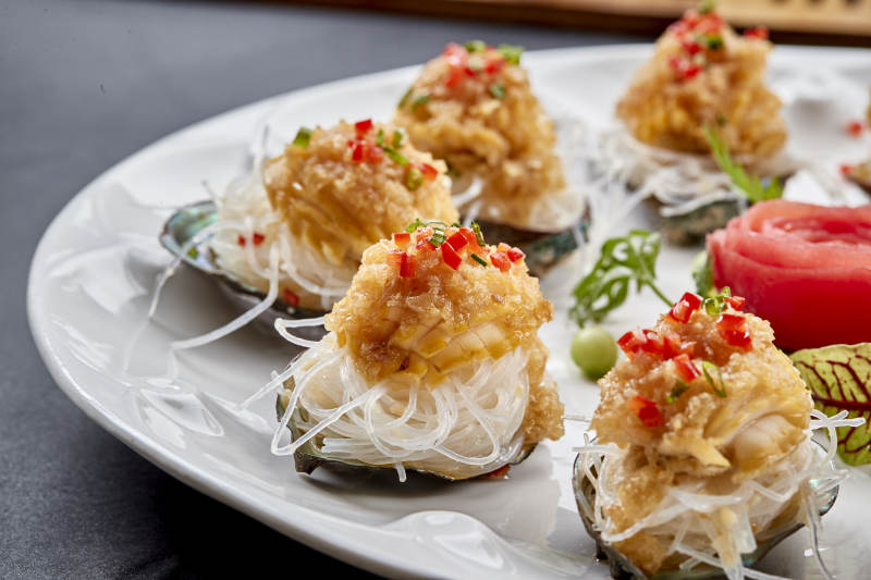 传统海鲜美食蒜蓉粉丝蒸鲜鲍鱼图片