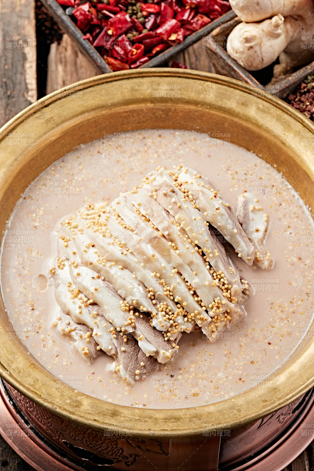 草原风味铜锅奶茶奶嚼磕煮手把肉图片