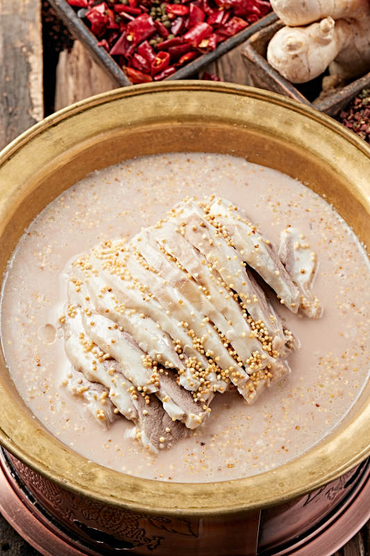 草原风味铜锅奶茶奶嚼磕煮手把肉图片