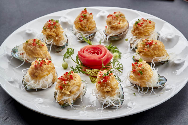 传统海鲜美食蒜蓉粉丝蒸鲜鲍鱼图片