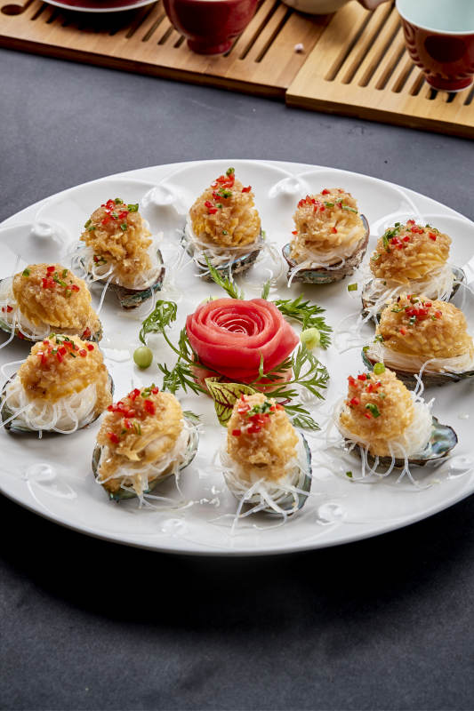 传统海鲜美食蒜蓉粉丝蒸鲜鲍鱼图片