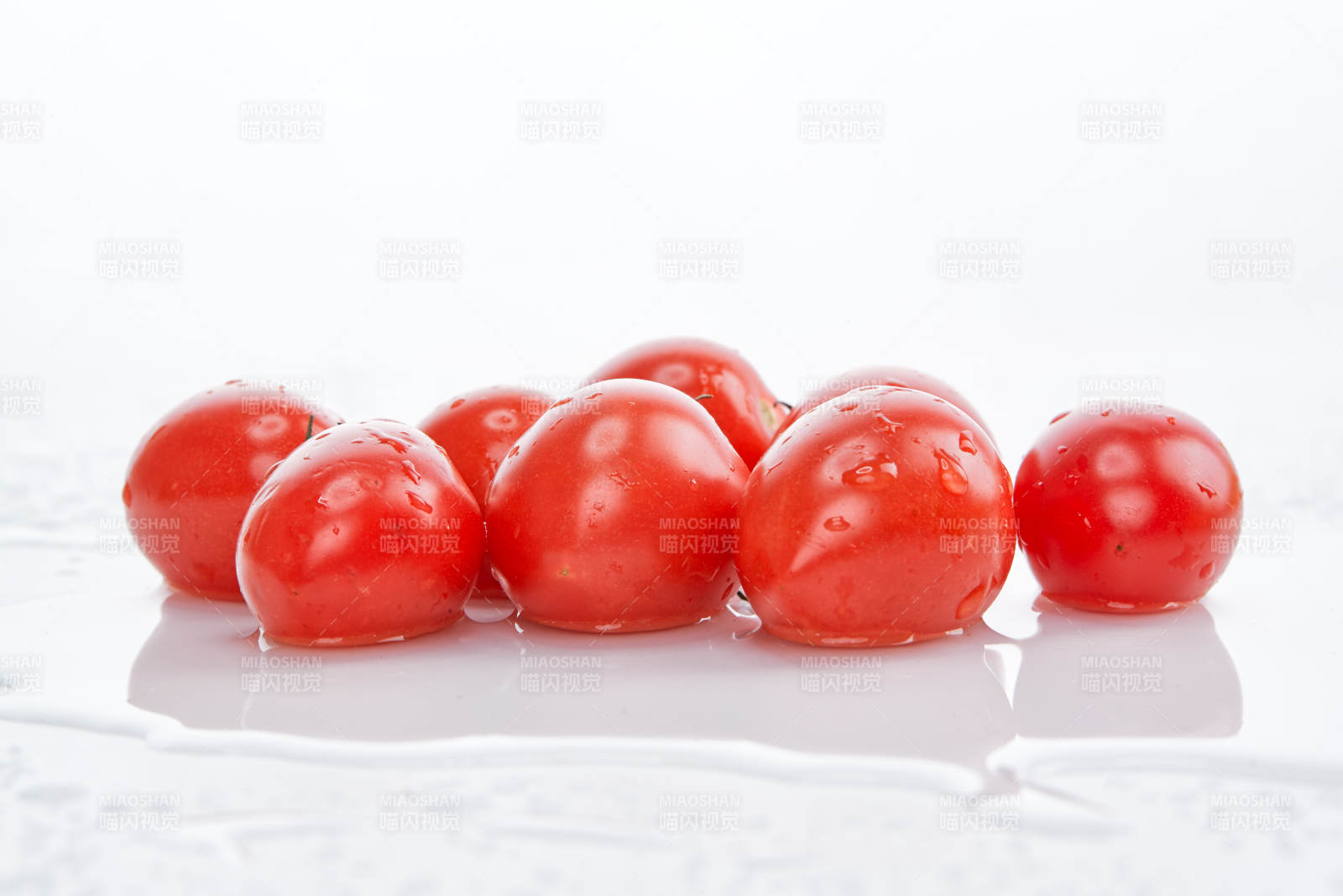 白色背景上摆放的鲜红圣女果图片