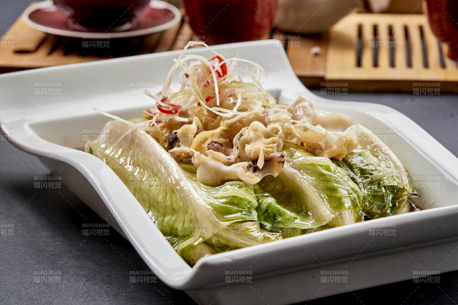 长瓷盘装的清蒸浇汁生菜螺片图片