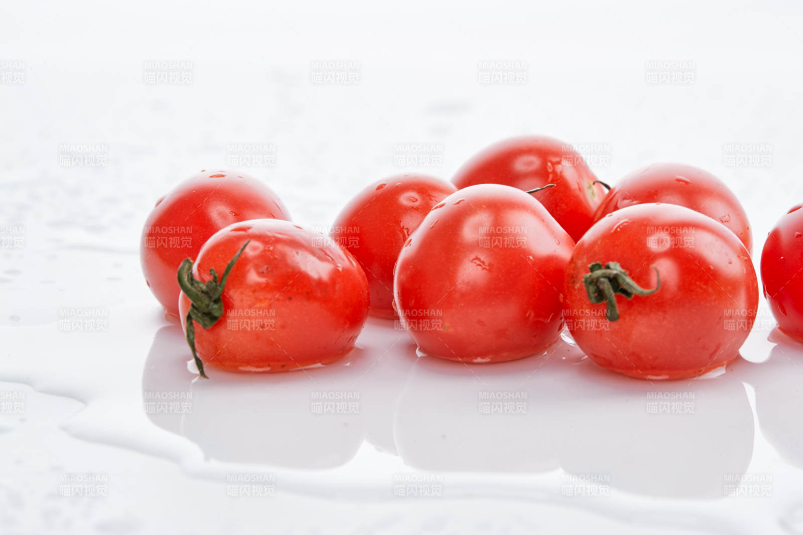白色背景上摆放的鲜红圣女果图片