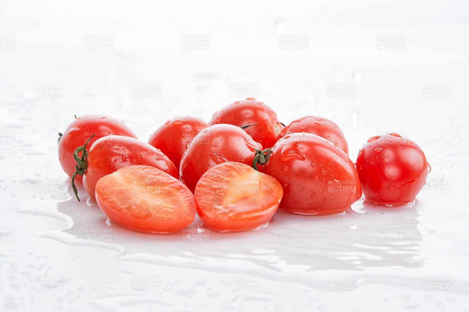 白色背景上摆放的鲜红圣女果图片