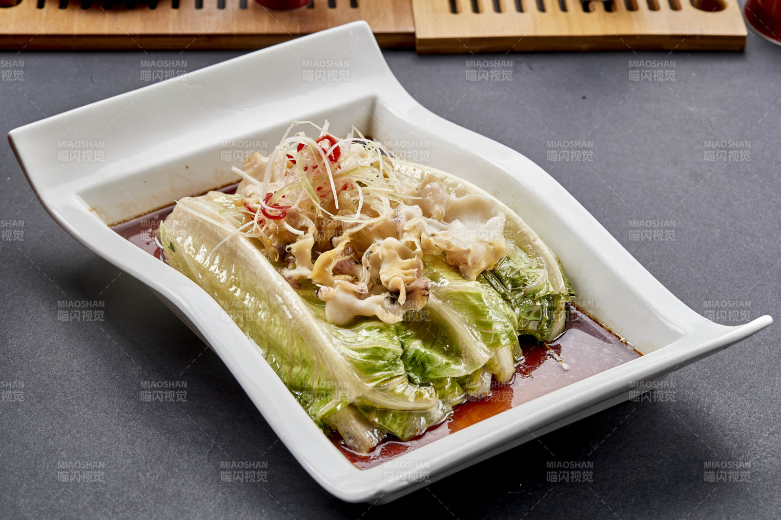 长瓷盘装的清蒸浇汁生菜螺片图片