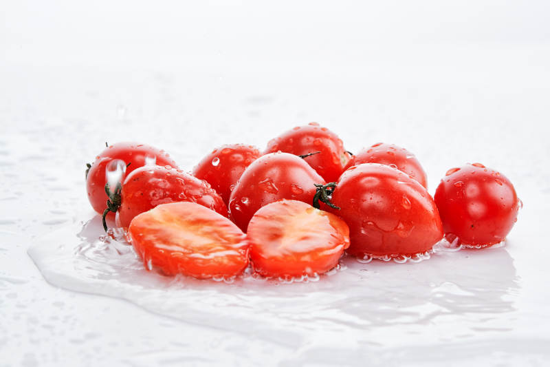 白色背景上摆放的鲜红圣女果图片